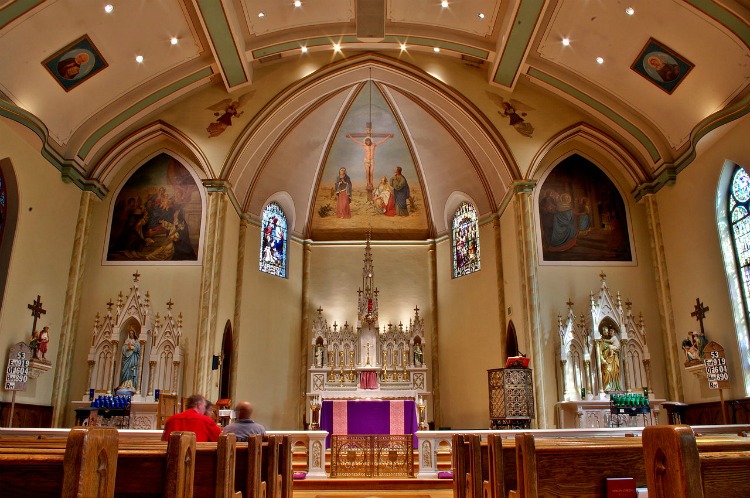 Saint_Patrick_Catholic_Church_(Columbus,_Ohio)_-_interior,_decorated_for_Laetare_Sunday